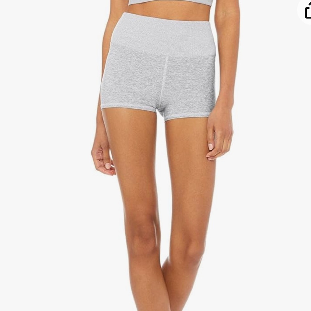 Alo Yoga Aura Small Grey Shorts. 🤍⚡️